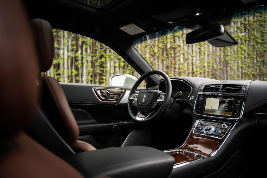 Интерьер Lincoln Continental 2016 года  (фото 14 из 19)